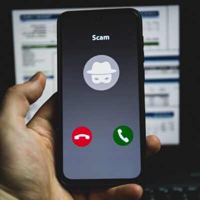 ?Calling calling? : alerte sur une anarque financi?re au t?l?phone