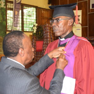 UPAC/Cl?ture de l’ann?e Acad?mique 2023-2024: Le Recteur Rev. Pr. FROUISOU Samuel, d?cor? Chevalier de l’Ordre de la valeur
