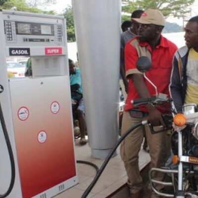 Vente de chaussures de seconde main ? Yaound? : plomb? par l&rsquo;augmentation du prix du carburant ? la pompe