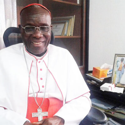 Un cardinal doit-il utiliser un langage cod??