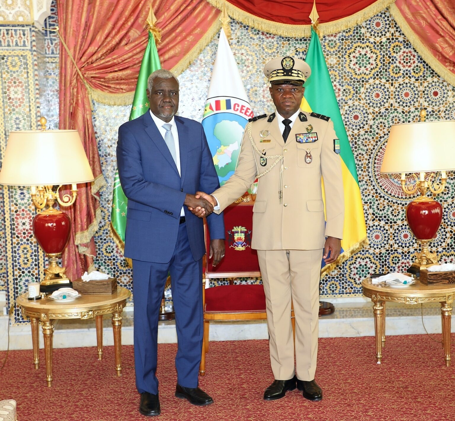 Le g?n?ral Clotaire Olingui Nguema recevantMoussa Faki Mahamat ? Libreville