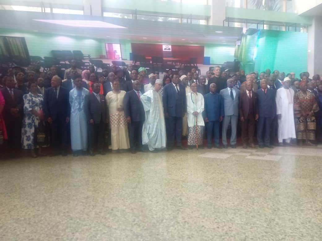 Photo de famille ? la fin de la c?r?monie de pr?sentation du rapport 2023