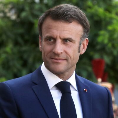 ? bas les larbins!
