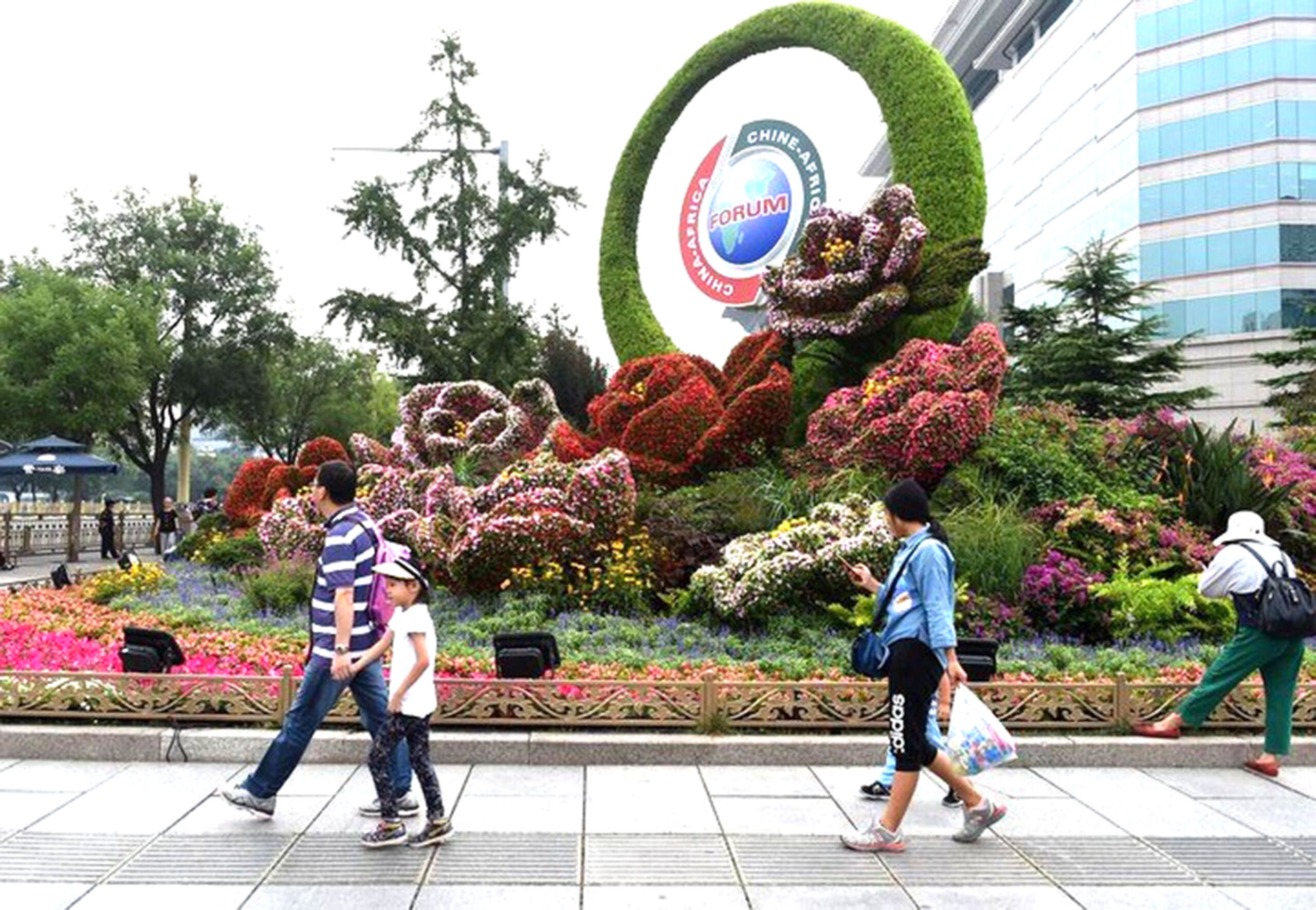 Photo prise le 28 ao?t 2018 montrant des passants devant un parterre ?rig? ? l'occasion du Sommet de Beijing 2018 du Forum sur la coop?ration sino-africaine (FCSA) ? Beijing, la capitale de la Chine. (Xinhua/Luo Xiaoguang)