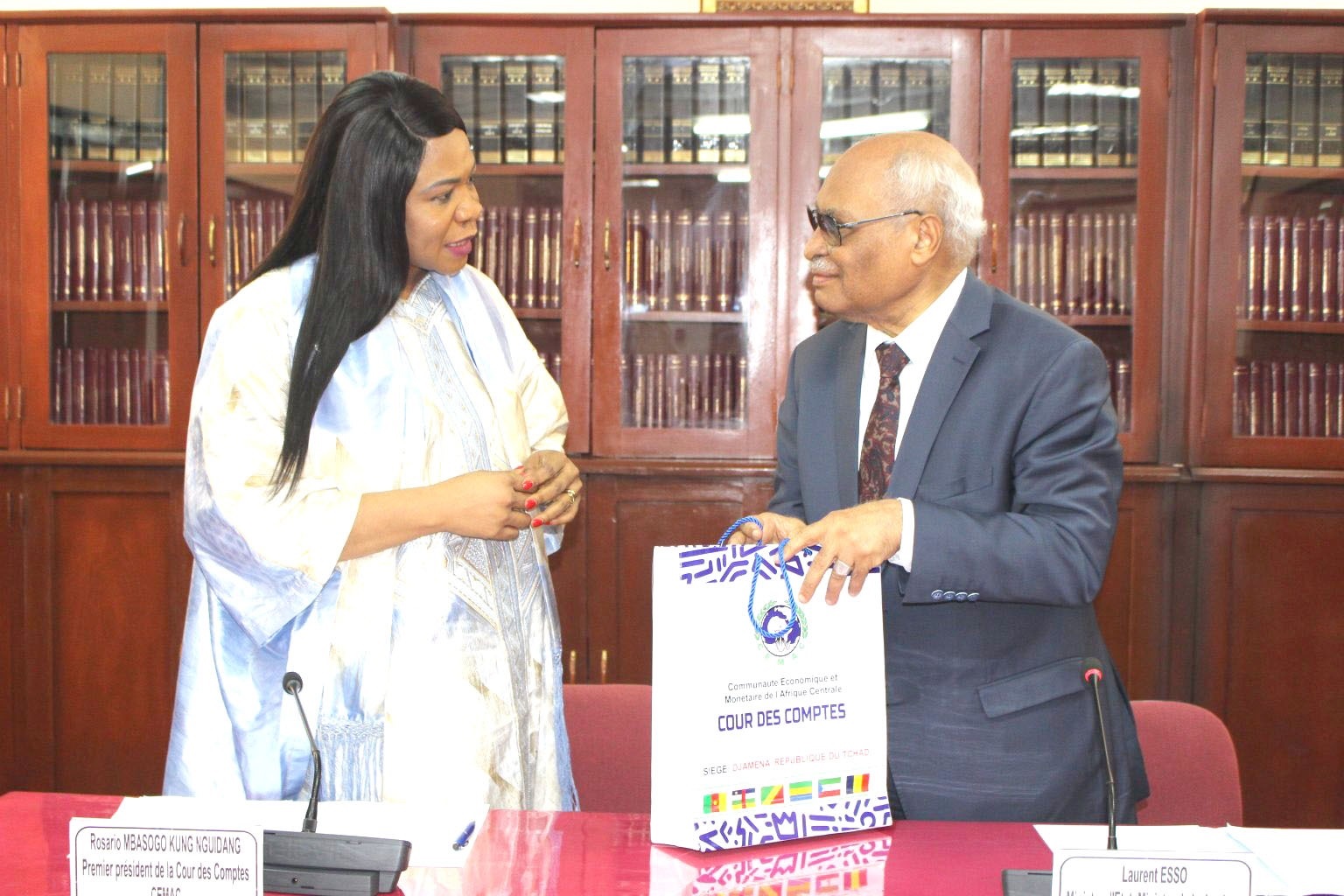 Rosario Mbasogo Kung Nguidang 
chez le ministre de la Justice, Laurent Esso