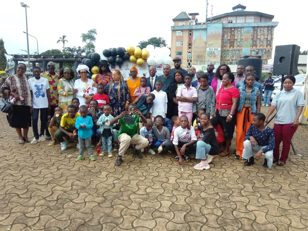 Photo de famille avec la marraine 