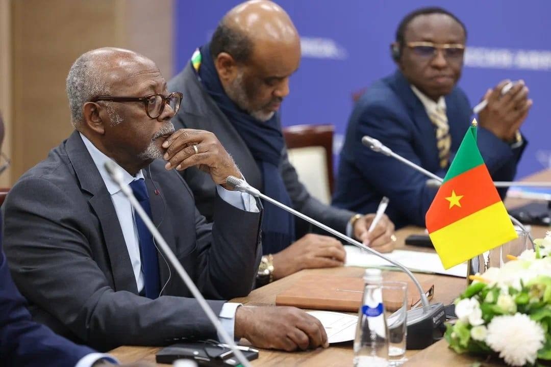 Une attitude de la d?l?gation camerounaise 
au Forum de partenariat Russie-Afrique