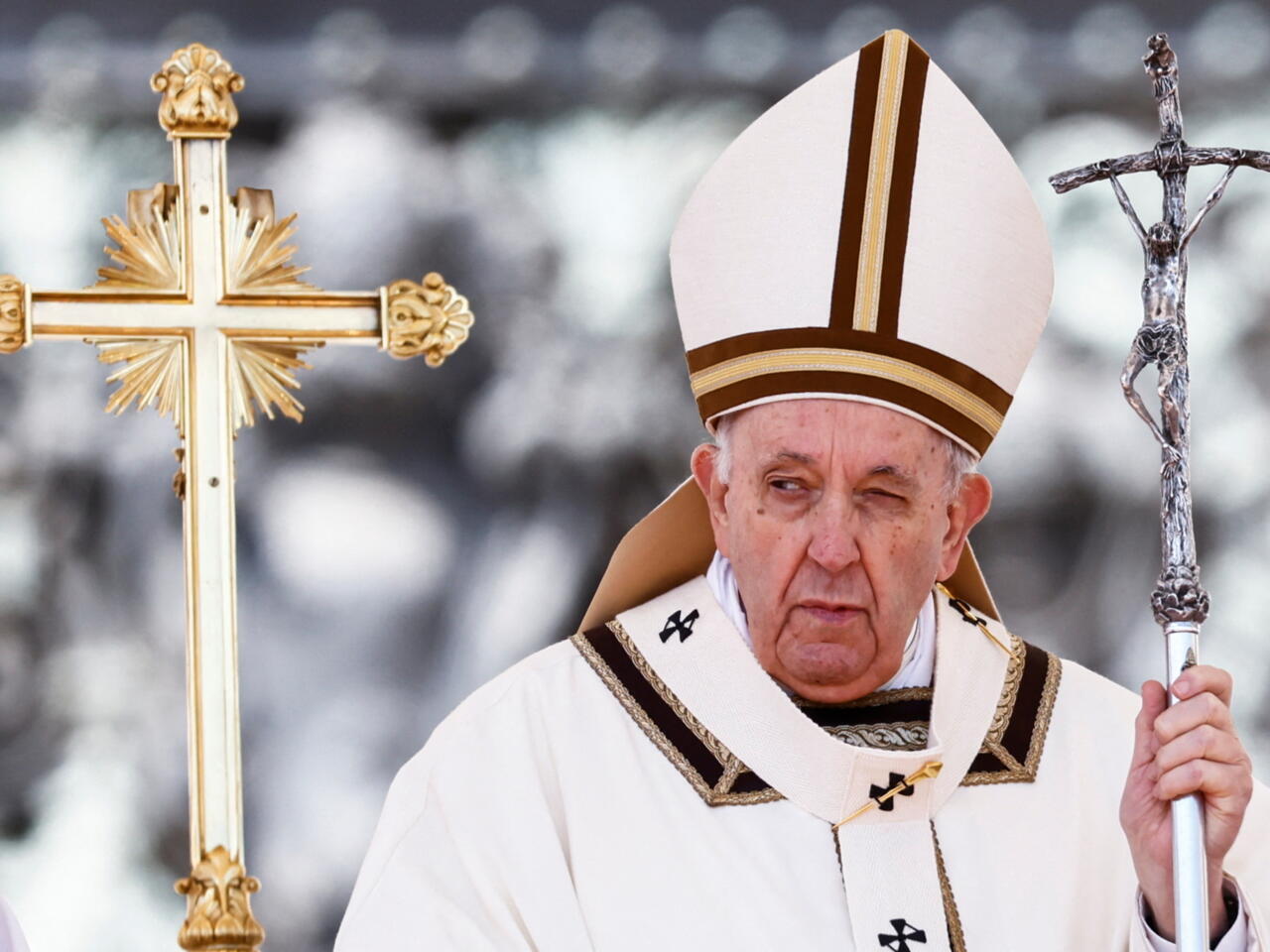 Pope Francis leads the Easter Mass at St. Peter's Square at the Vatican, April 17, 2022. REUTERS/Yara Nardi