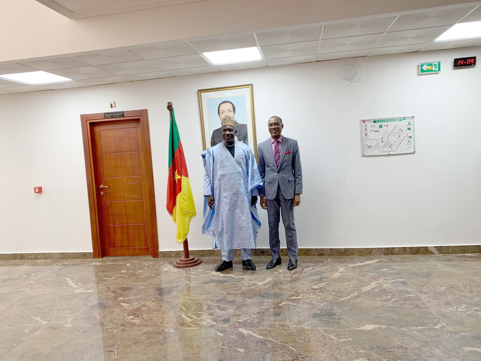 Les adieux du Dr Serge Marie N'guessan (droite) 
au ministre Alamine Ousmane Mey