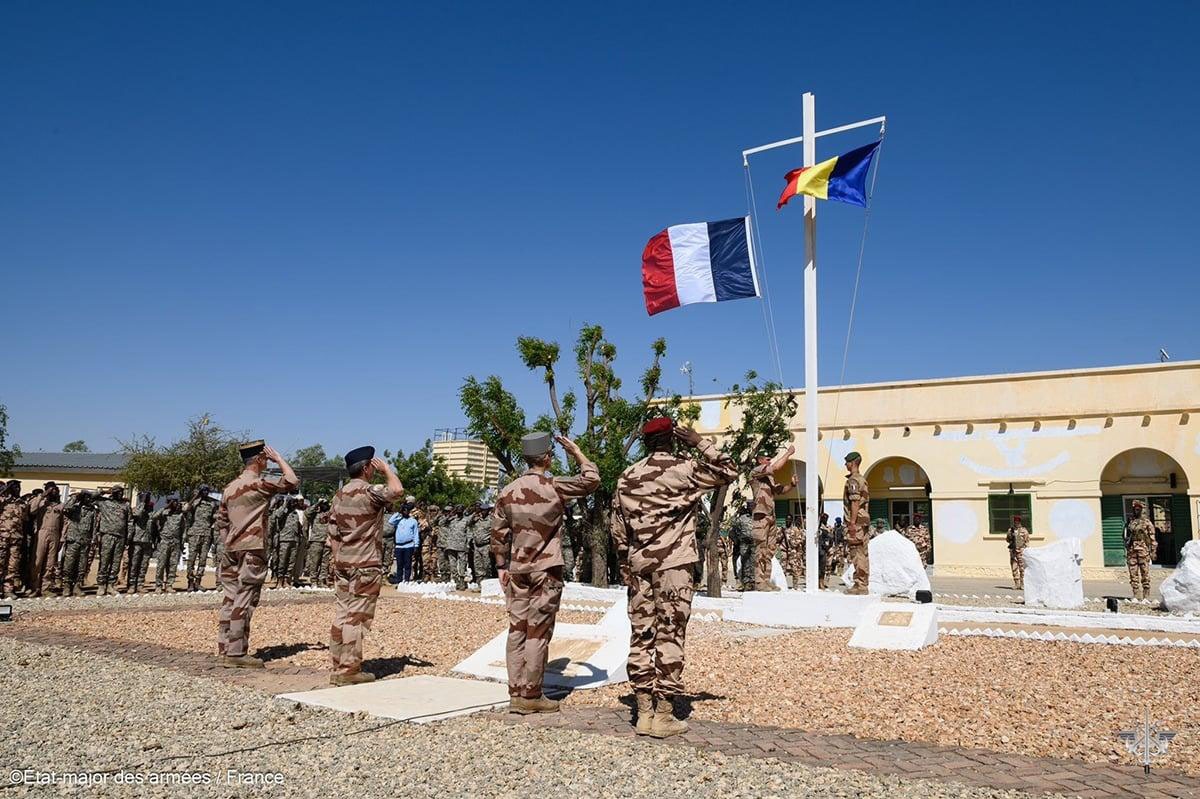 Changement de drapeau ? la base d'Ab?ch?, au Tchad