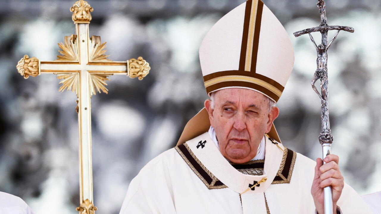 Pope Francis leads the Easter Mass at St. Peter's Square at the Vatican, April 17, 2022. REUTERS/Yara Nardi