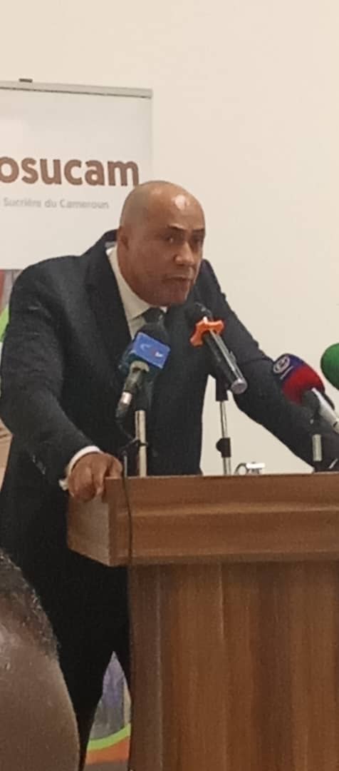Jean-Fran?ois Ntsama-Etoundi , le directeur g?n?ral adjoint de la Sosucam pendant  le point de presse