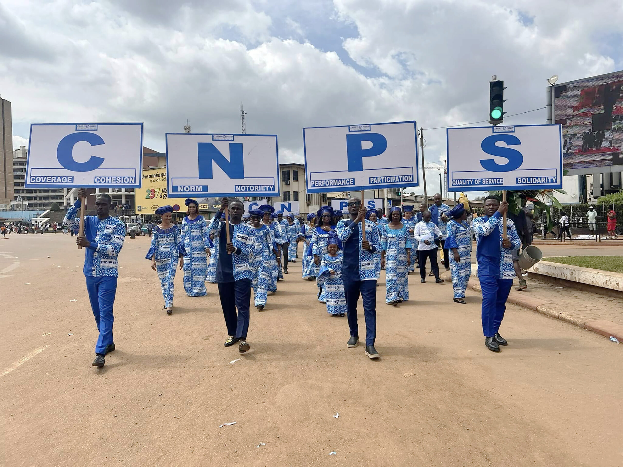 Une s?quence de la parade de la CNPS au Boulevard du 20 mai.