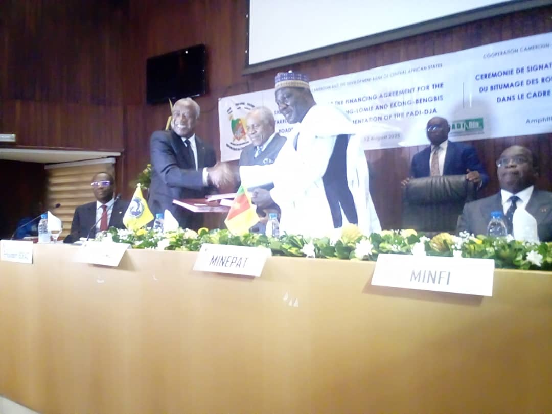 Signature de la convention de financement en vue du bitumage de la route Abong- Mbang – Lomi? et le carrefour Biyebe – Bengbis