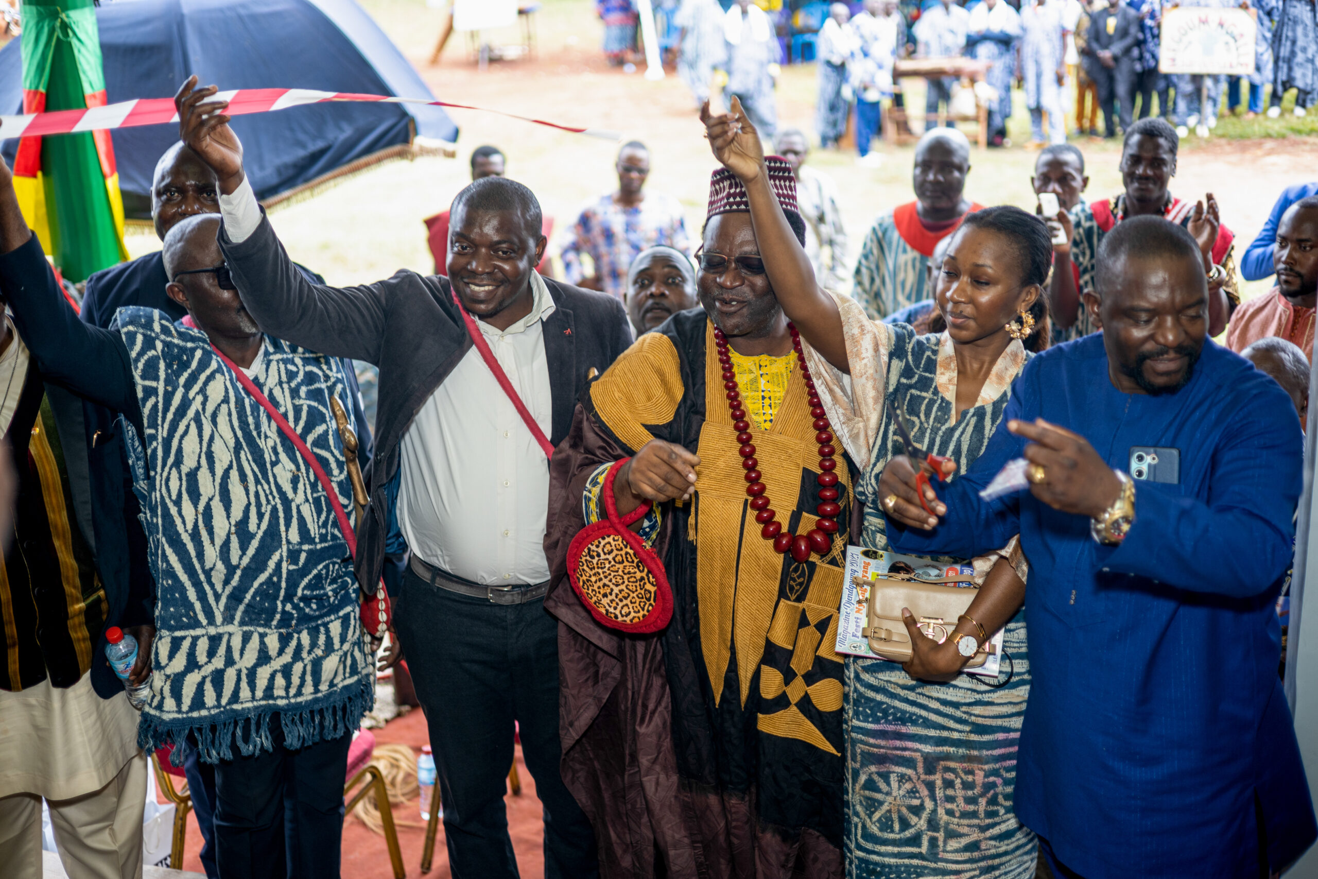 CANAL+ Cameroun r?nove les tribunes de la chefferie de Bafoussam