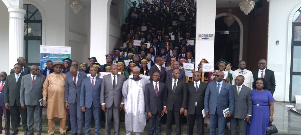 Photo souvenir de la 42eme promotion de l'ISSEA à Yaoundé. Ouverture secondaire
