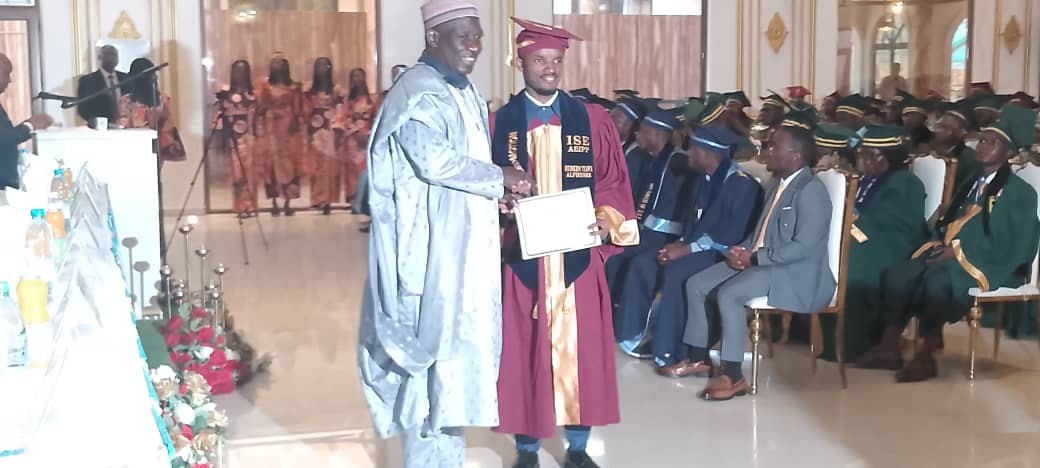 Le Minepat Alamine Ousmane Mey remet le diplôme au major de la 42 ème promotion de l'ISSEA