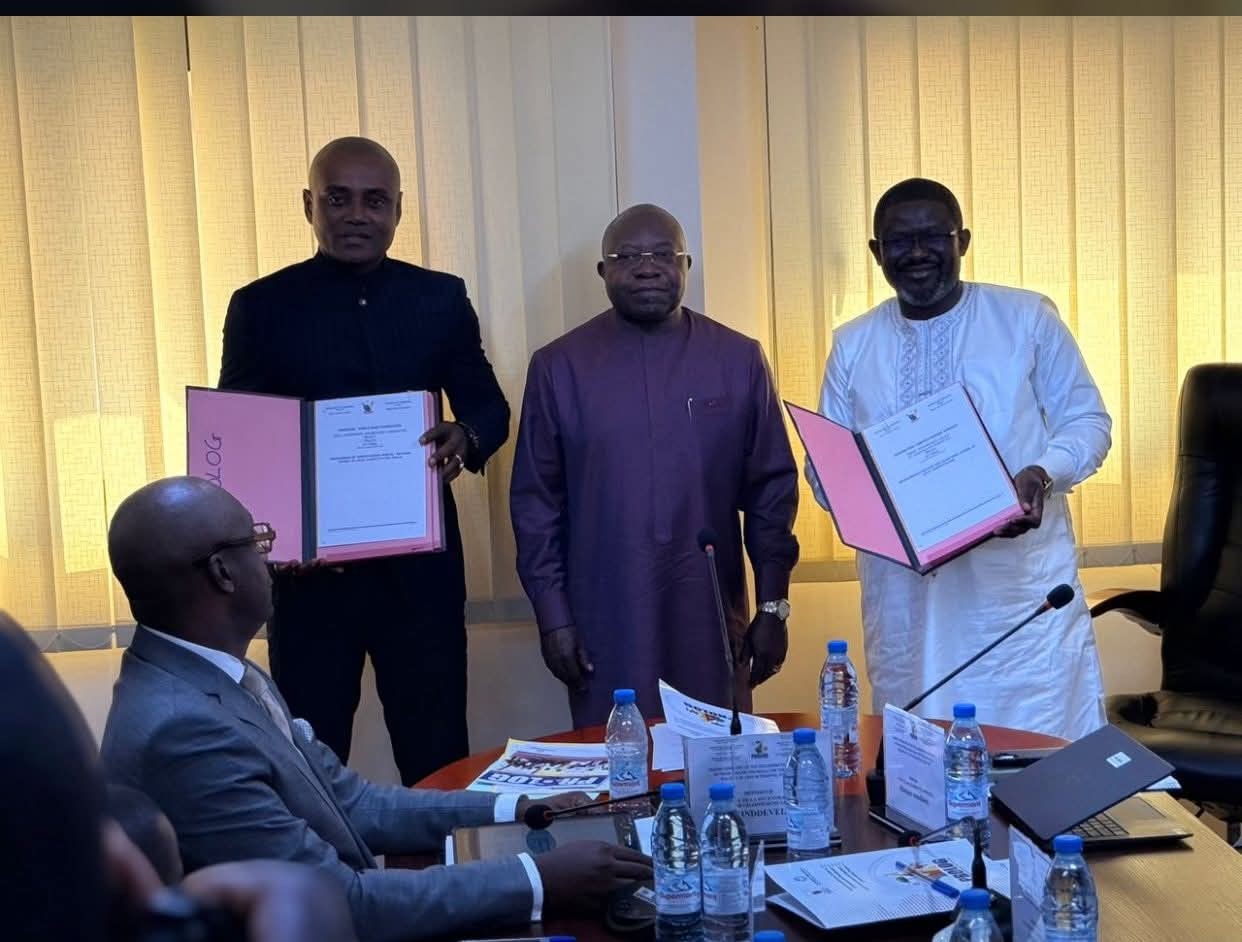 Instant de présentation officielle des documents signés par les parties à Yaoundé