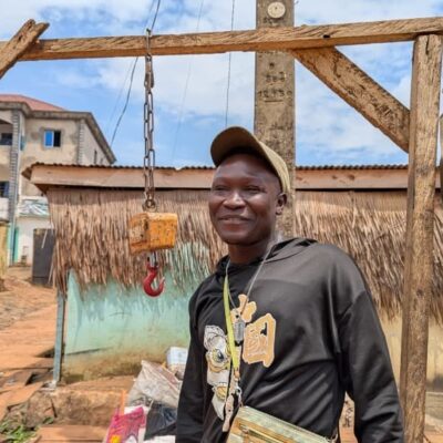 Papi Maguilké : le ferrailleur qui rêve de sauver Yaoundé des déchets